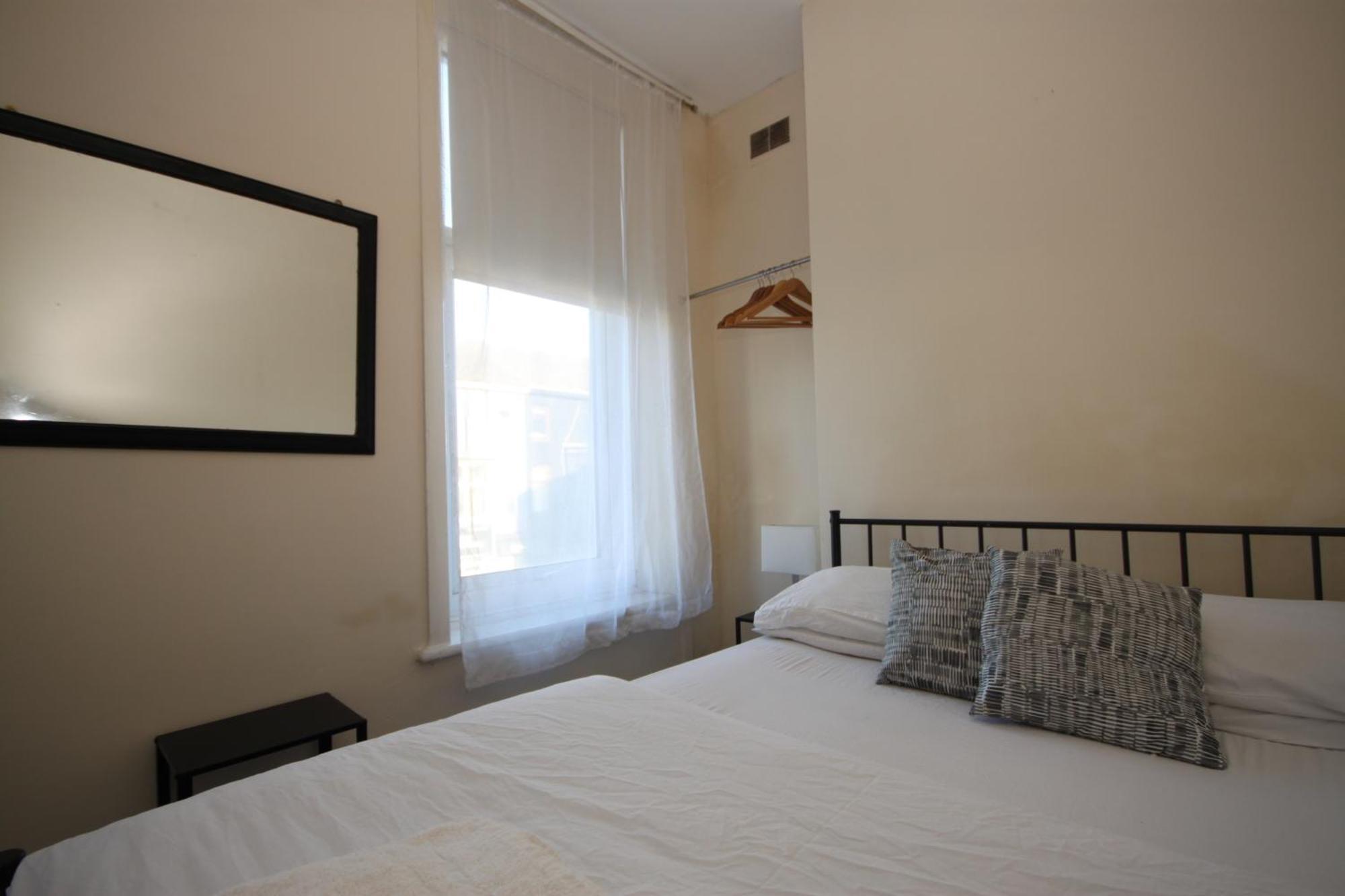 Barton Seaview, Self Catering Studio Apartments, Promenade & Central Beach Location, Families, Couples Or 23 Years Plus Only, Free Parking Blackpool Bilik gambar